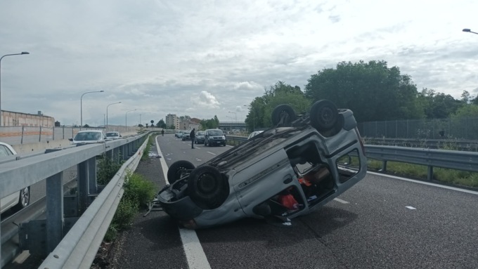 Si ribaltano con l’auto sulla Provinciale a Segrate: tre giovani finiscono in ospedale