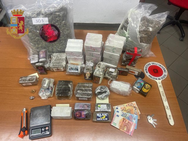 Aveva 14 chilogrammi di droga nel box: arrestato 26enne