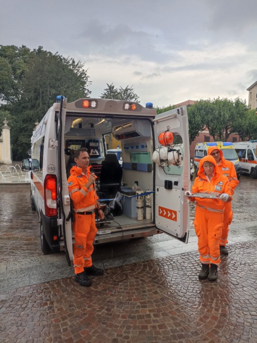 La pioggia non ferma la Croce Bianca di Brugherio: inaugurata la nuova ambulanza “hi-tech”