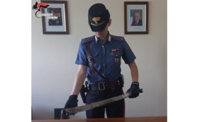 Armato di machete si presenta nella caserma dei Carabinieri: denunciato