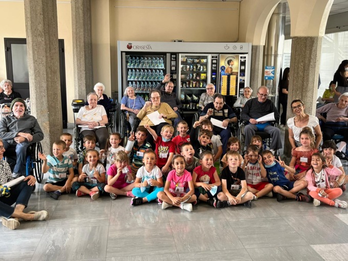Bimbi in Rsa a Inzago per dedicare una canzone all’ex maestro