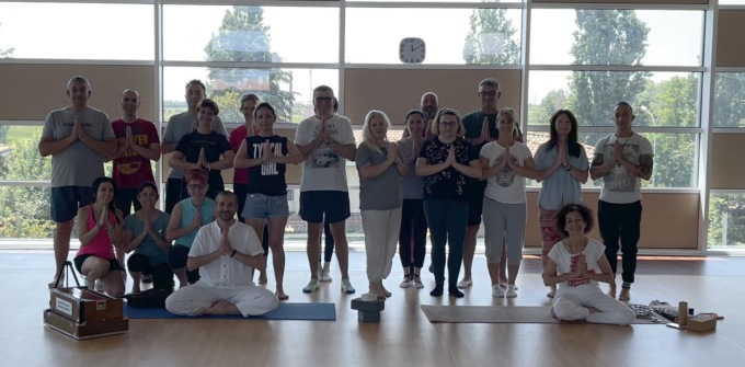 Una lezione di yoga per aiutare l’Emilia Romagna