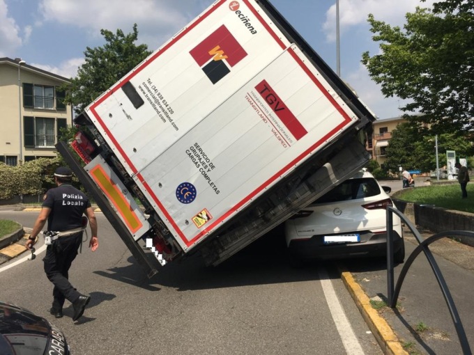 Tir carico di birra si piega di lato e finisce su un Suv: paura a Vimodrone