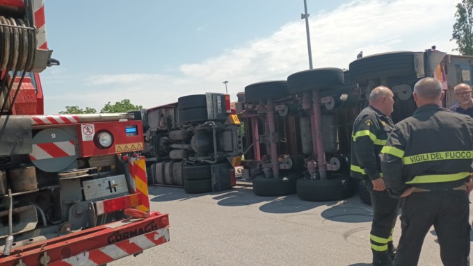 Un autoarticolato si ribalta a Melzo in una rotonda, chiusa la strada. Gravi disagi al traffico. Pompieri e vigili sul posto