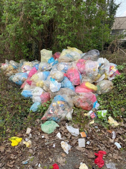 Discarica sotto il cielo di Rodano, è il secondo sversamento in un mese