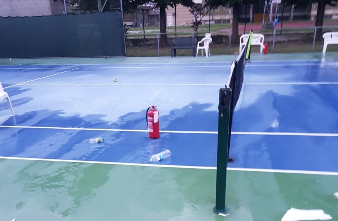 Il Centro tennis di Cernusco sul Naviglio devastato dai vandali