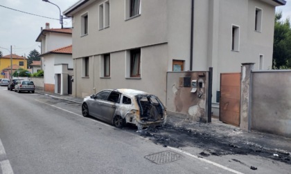 Incendio a Melzo: in fiamme quattro vetture parcheggiate