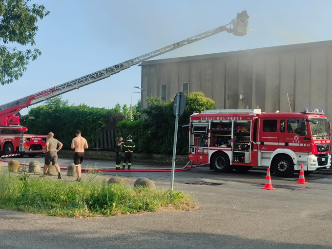 Maxi incendio a Gorgonzola, ci sono volute ore per domarlo
