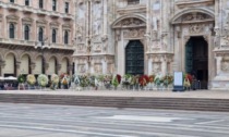 Folla di semplici cittadini e di vip in piazza Duomo e nella cattedrale