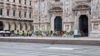 Folla di semplici cittadini e di vip in piazza Duomo e nella cattedrale