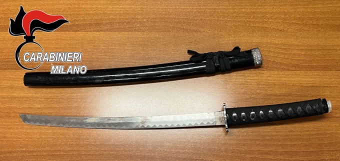 Minaccia la sicurezza del supermercato con una Katana con lama di 55 centimetri