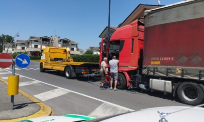 Camion con rimorchio si blocca di traverso sulla Padana a Inzago