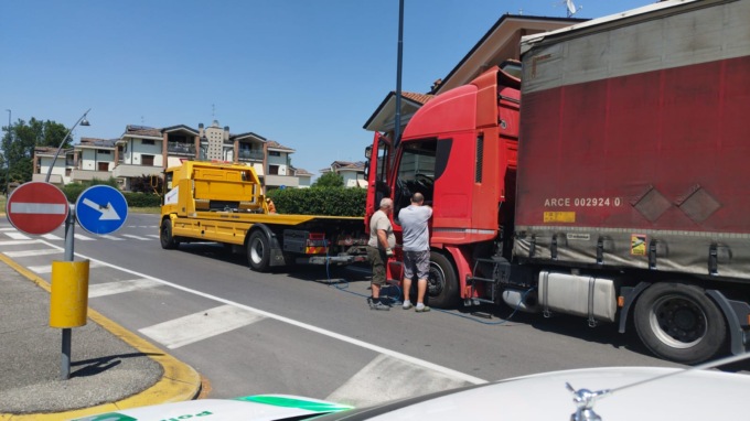 Camion con rimorchio si blocca di traverso sulla Padana a Inzago