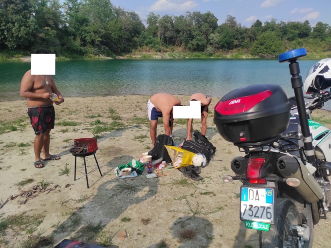 Con griglia, costumi e teli al Centro parco di Segrate: bagnanti allontanati dalla Polizia Locale