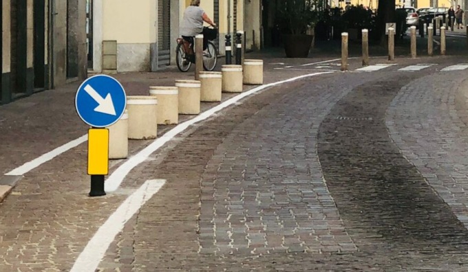 Gorgonzola, sostituiti i paletti divelti in piazza Italia con dissuasori provvisori