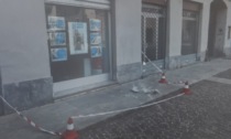 Pezzi di cemento cadono da un balcone nell'area pedonale di Cologno Monzese