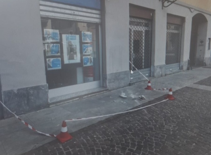 Pezzi di cemento cadono da un balcone nell’area pedonale di Cologno Monzese