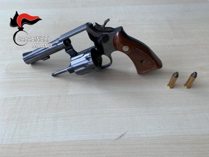 Minaccia gli avventori di un bar con una pistola: arrestato