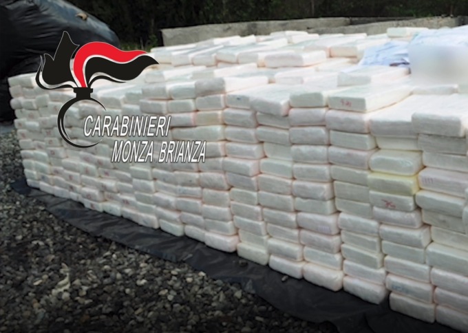 Spaccio di droga milionario e traffico di armi da guerra, trenta persone in manette