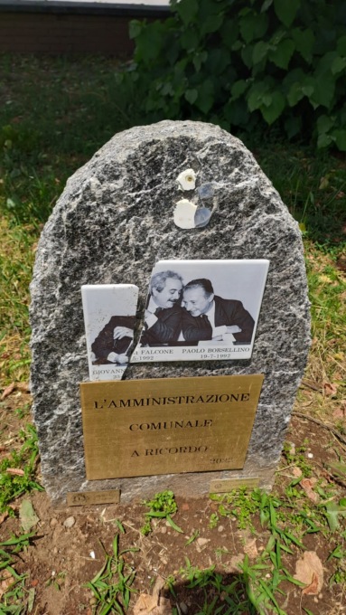 Spezzata la targa dedicata a Falcone e Borsellino, indignazione a Inzago