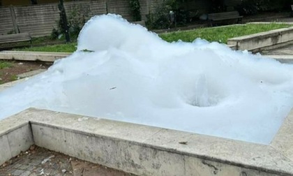 Vandali "spumeggianti" a Vignate riempiono la fontana di schiuma