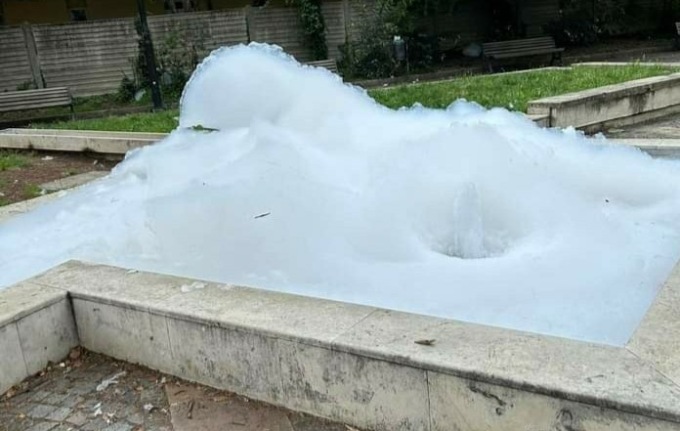 Vandali “spumeggianti” a Vignate riempiono la fontana di schiuma