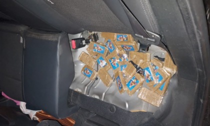 Cinque chili di droga nascosti sotto il sedile dell'auto, in manette due fornitori