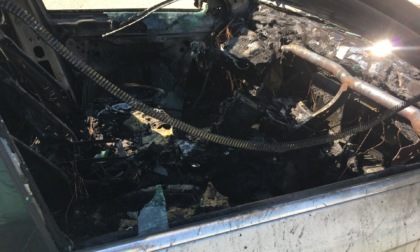 Auto prende fuoco all'improvviso a Vignate, guidatore "miracolato"