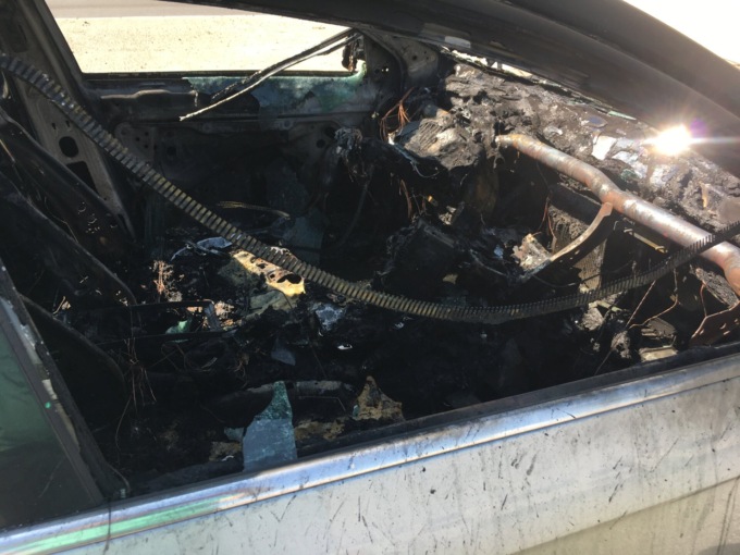 Auto prende fuoco all’improvviso a Vignate, guidatore “miracolato”