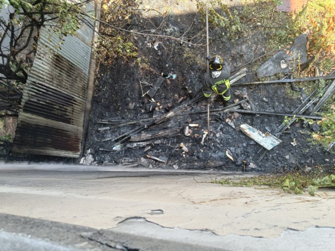 Alte fiamme a ridosso di un palazzo di Brugherio, pronto intervento dei pompieri