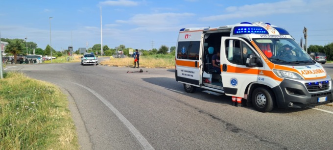 Non rispetta la precedenza e si scontra col monopattino, 25enne finisce in ospedale