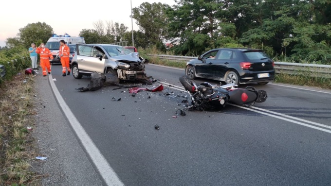 Scontro auto moto a Carugate, gravissimo un centauro: i primi soccorsi da due passanti