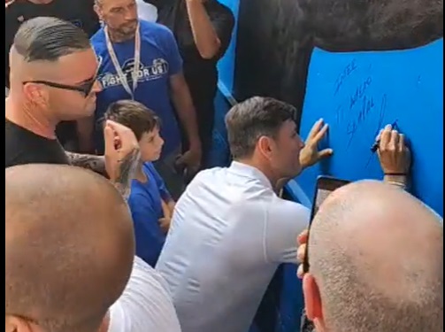 Javier Zanetti a Pioltello a inaugurare e autografare il murale a lui dedicato