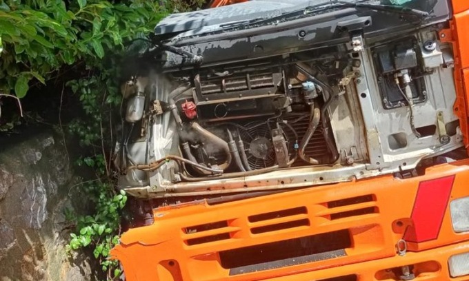 Perde il controllo del camion, si schianta e muore