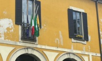 Bandiere a mezz'asta a Cologno Monzese per il funerale di Silvio Berlusconi