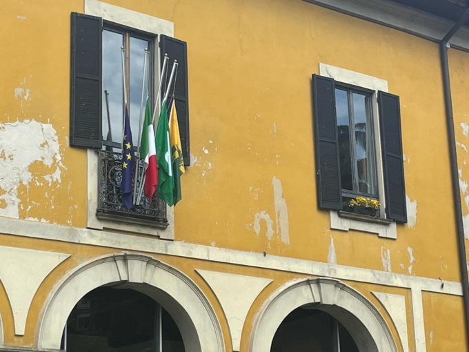 Bandiere a mezz’asta a Cologno Monzese per il funerale di Silvio Berlusconi
