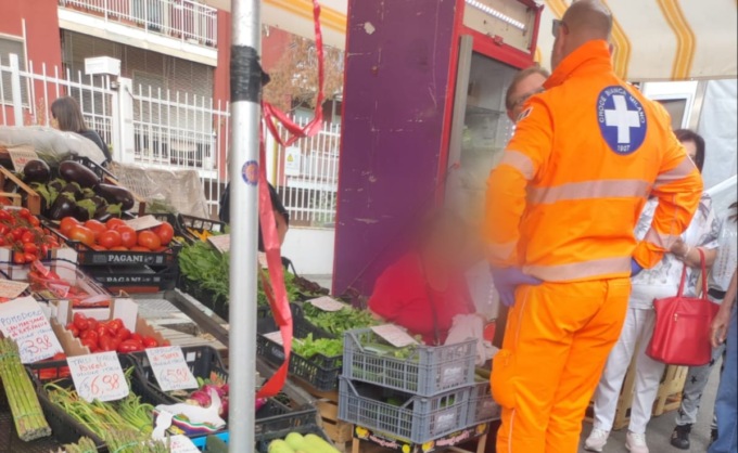Inciampa in una buca al mercato di Melzo e sbatte la testa: soccorsi sul posto