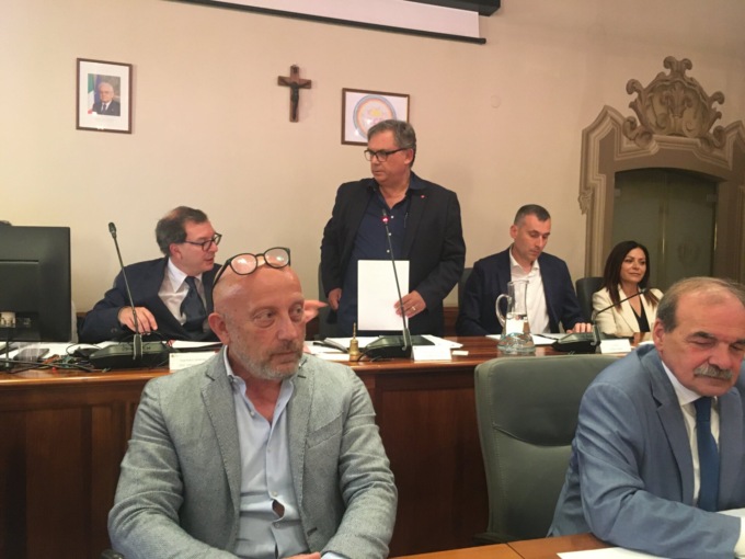 Minuto di silenzio a Cologno Monzese per Berlusconi, Cocciro (Pd) eletto presidente del Consiglio comunale