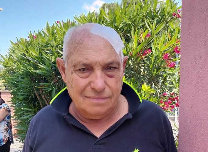 Va al cimitero di Cambiago e gli cadono due lapidi in testa: “Farò causa al Comune”