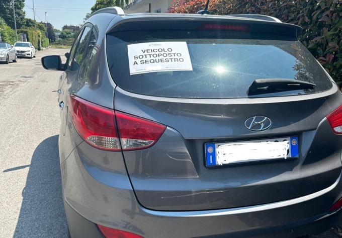 Mostra agli agenti l’assicurazione, ma risulta falsa: automobilista nei guai a Brugherio