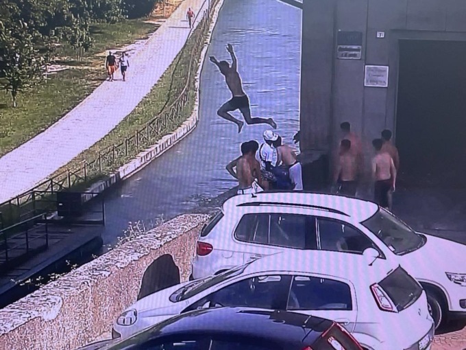 Si tuffano nel Naviglio a Trezzo, le multe le pagano i papà