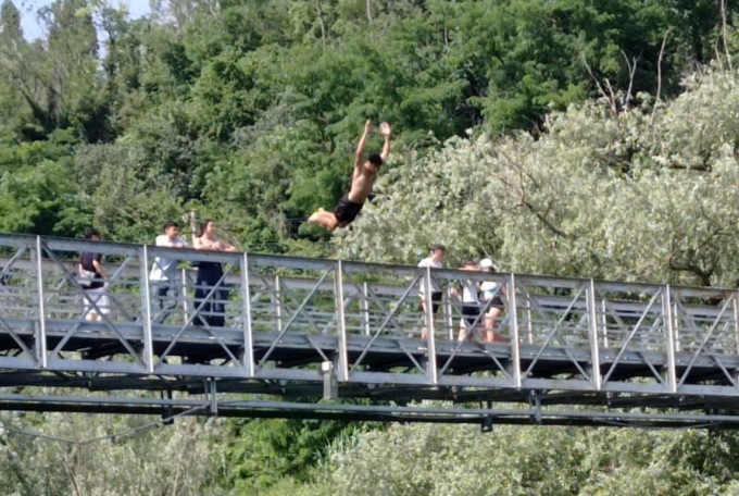 Trezzo sull’Adda, nonostante i divieti a Concesa non si fermano i tuffi nel Naviglio