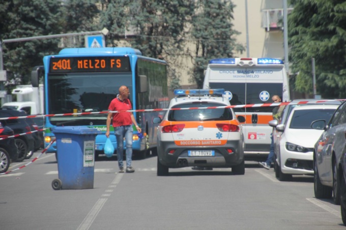 Accoltellato mentre entra in auto, l’aggressore fugge in monopattino