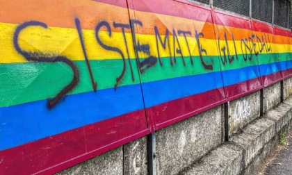 Non c'è pace per il ponte arcobaleno di Cernusco: di nuovo imbrattato dai vandali