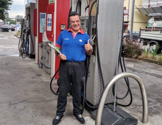 A 53 anni un benzinaio di Cernusco sul Naviglio ottiene la maturità e sogna il Politecnico