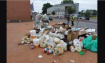 Discarica abusiva in piazza a Pioltello: un quintale di rifiuti