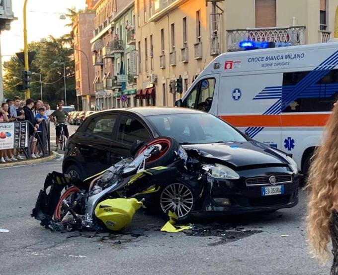 Le impressionanti immagini dello scontro tra auto e moto a Brugherio