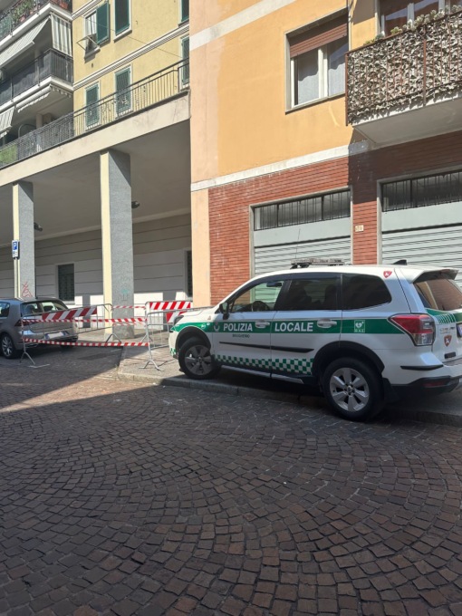 Crollo di calcinacci da un condominio