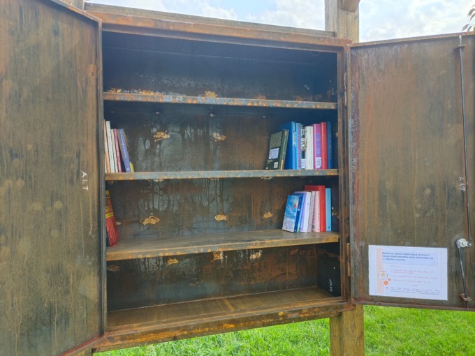 Una postazione di book-crossing al parco Oasi di Trezzano