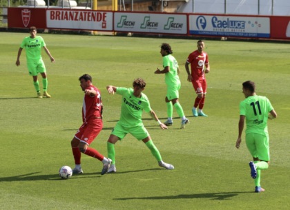 Petagna protegge palla durante Monza-Giana 